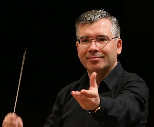 Piotr Wajrak dyryguje